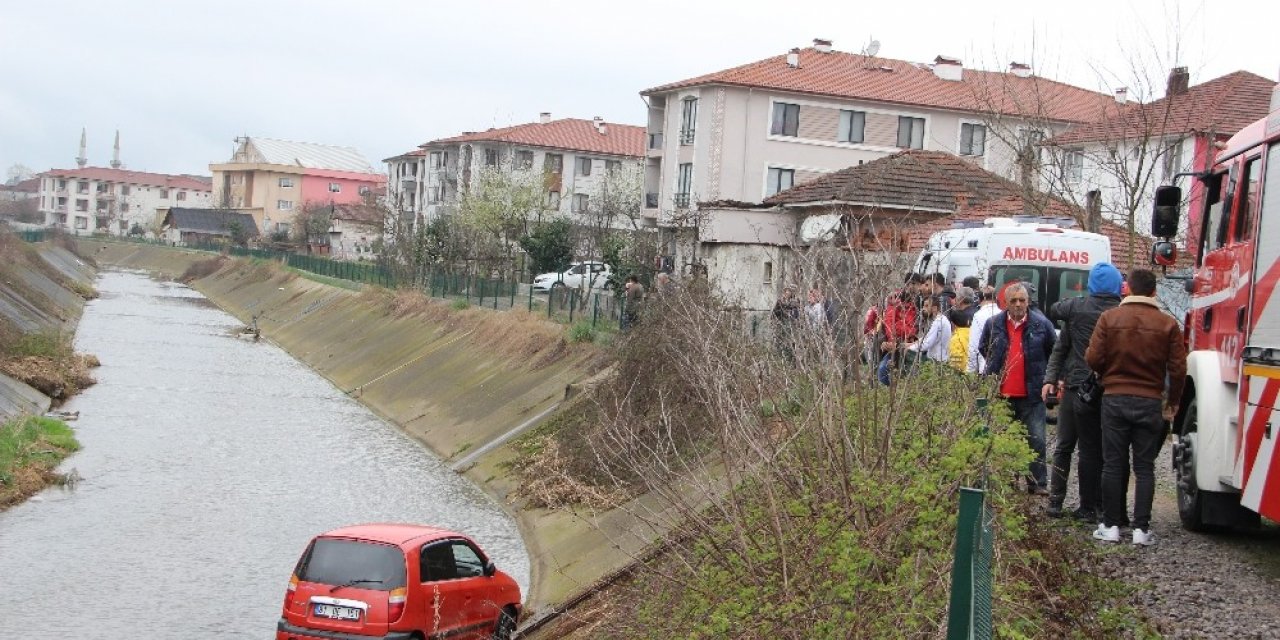 Direksiyon hakimiyetini kaybetti, dereye uçtu