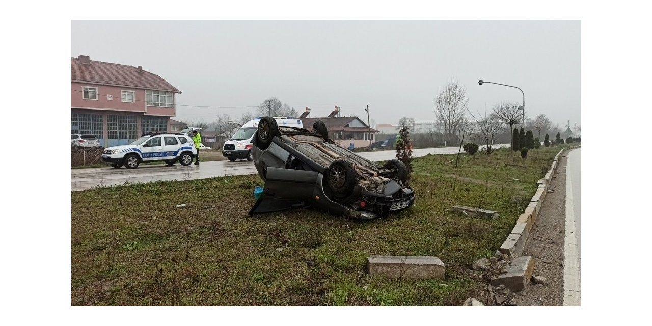 Işıkta duramayan otomobil refuje çarptı