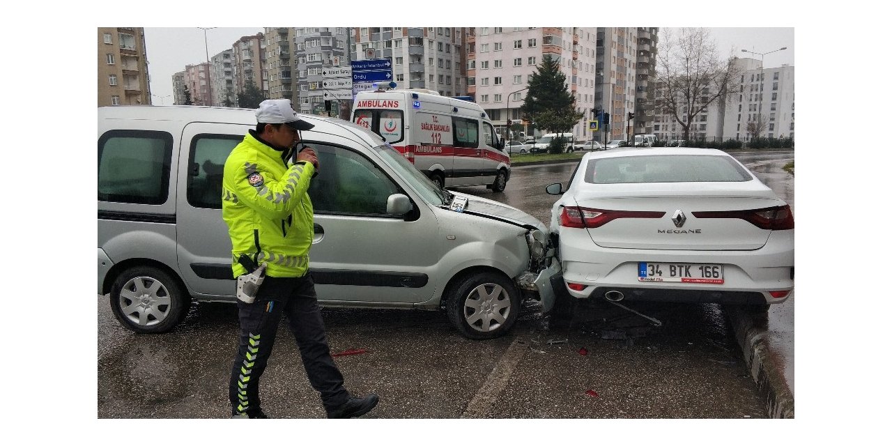 Samsun’da kamyonet park halindeki otomobile çarptı: 1 yaralı