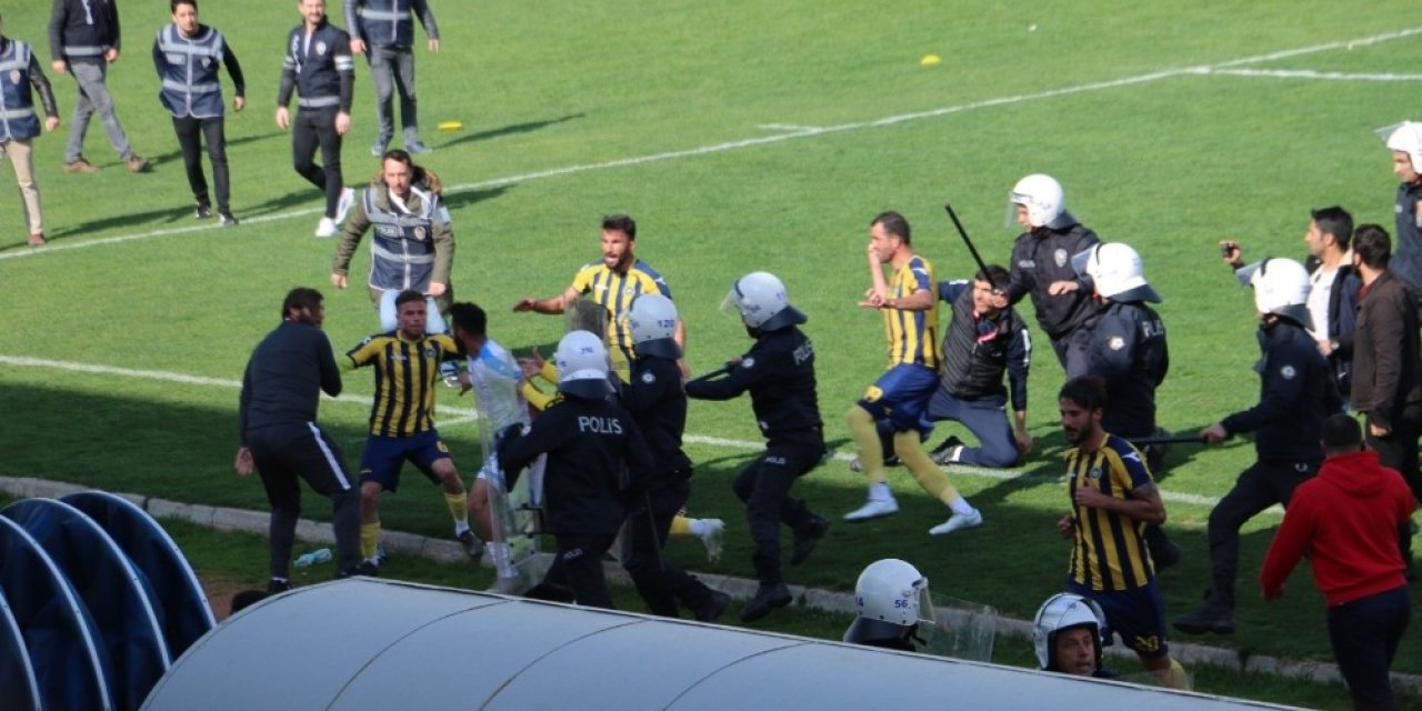 Seyircisiz maçta olay çıktı