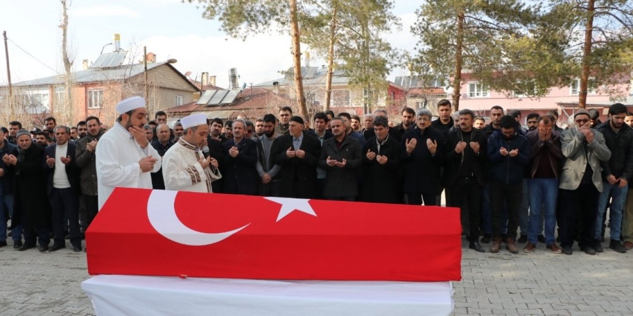 Çığ faciasında hayatını kaybeden itfaiyeci toprağa verildi