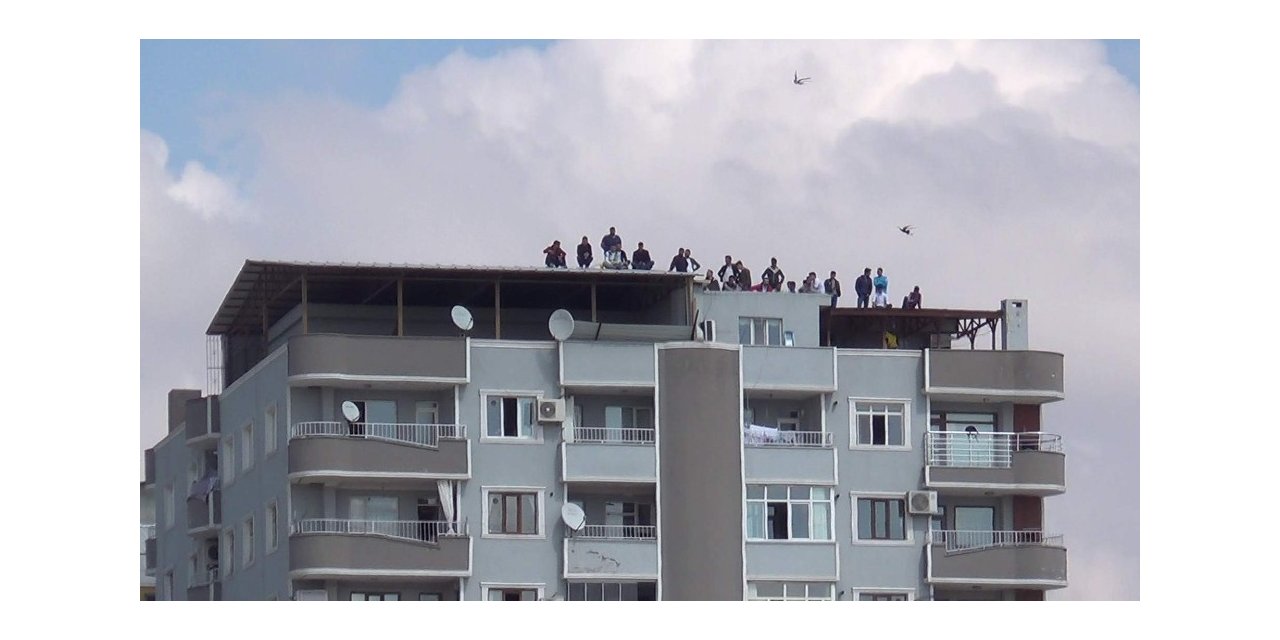 Korona virüs stadı kapattı, vatandaşlar maçı çatılara çıkarak izledi