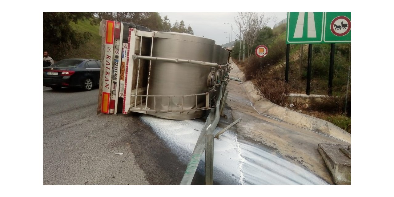 İzmir’de süt dolu tır devrildi: 1 yaralı