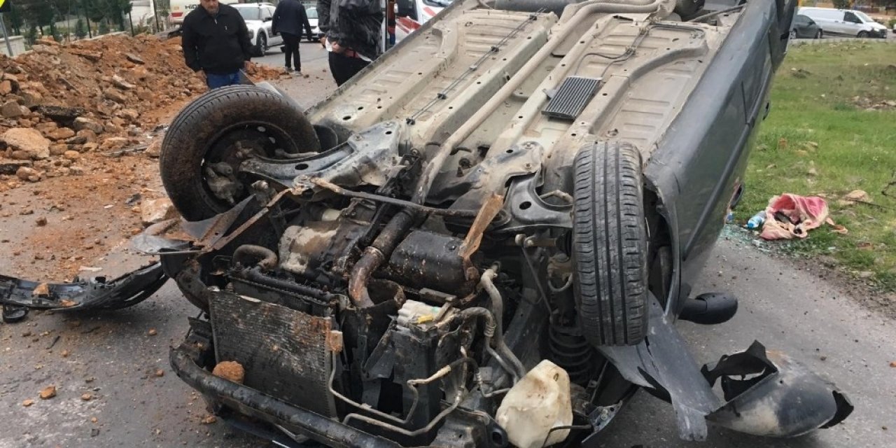 Yol kenarındaki kayaya çarpan otomobil takla attı: 1 yaralı