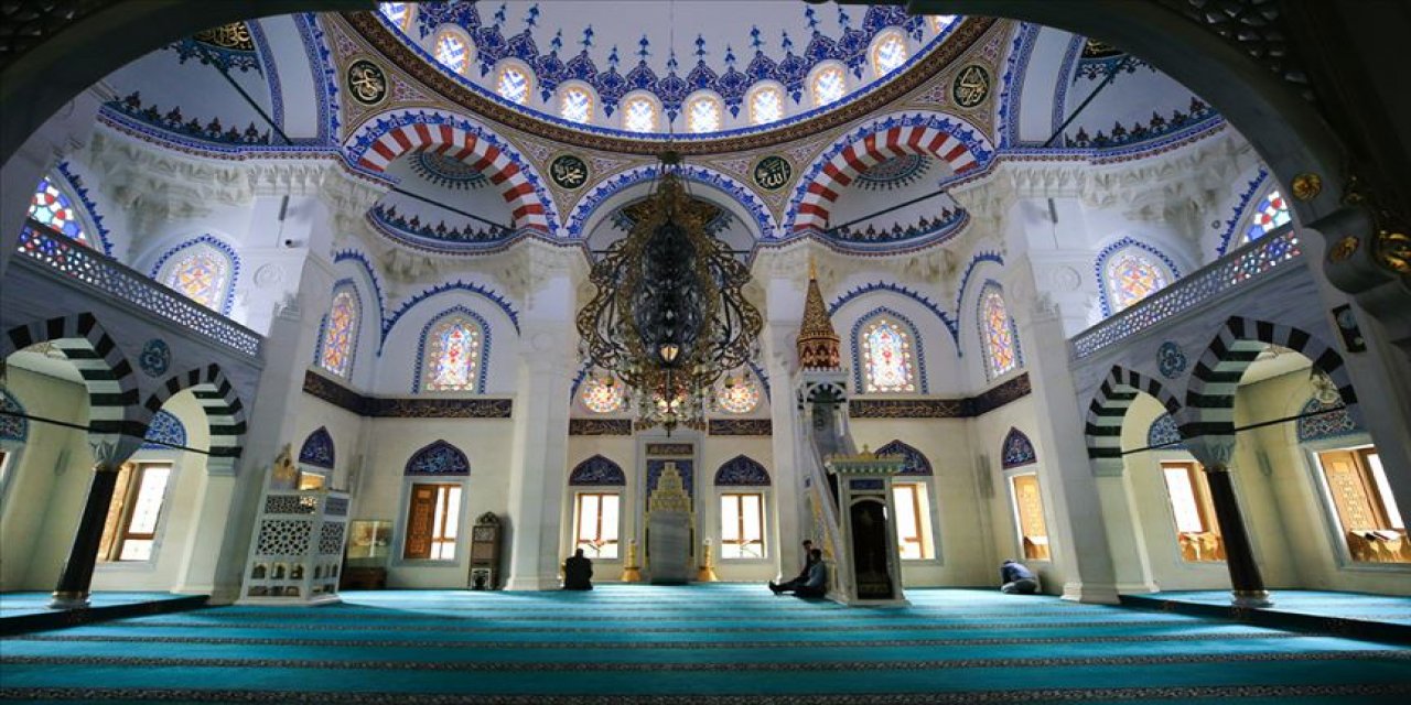 Almanya'da vakit namazları cemaatle kılınmayacak