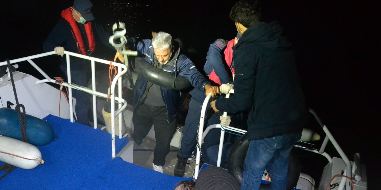 Dikili açıklarında motoru arızalanan bottaki 9 sığınmacı kurtarıldı