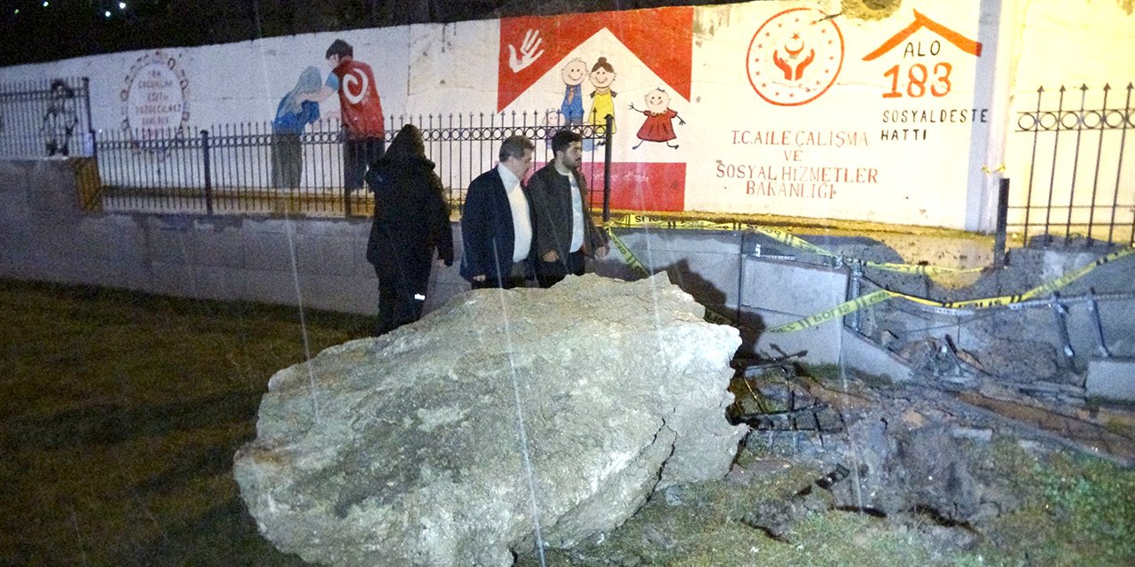 Yamaçtan düşen kaya parçası resmi kurumun bahçe duvarını yıktı