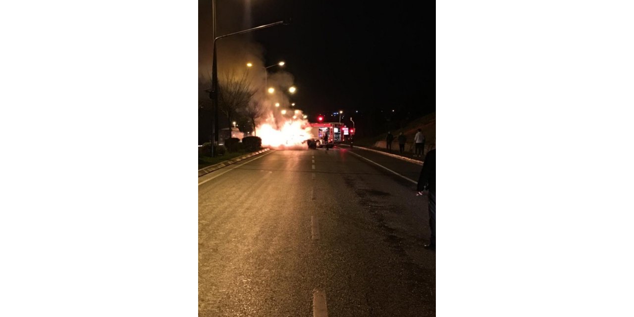 Duble yolda beton mikserine çarpan araç alev alev yandı