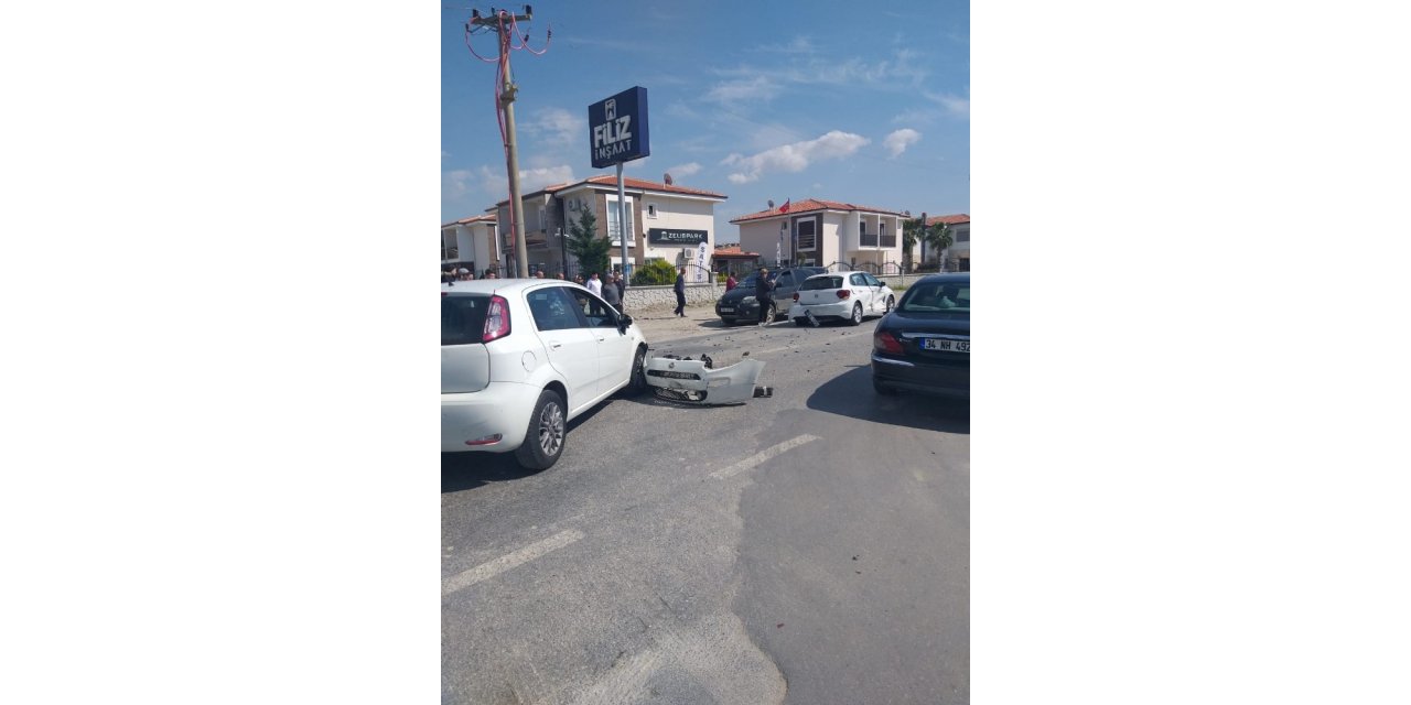 Kuşadası’nda 3 otomobilin çarpıştığı kaza güvenlik kameralarına yansıdı