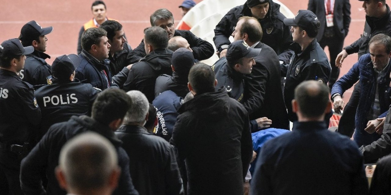 Gümüşhanespor maçında tribünde yaşanan arbede anı kameralarda