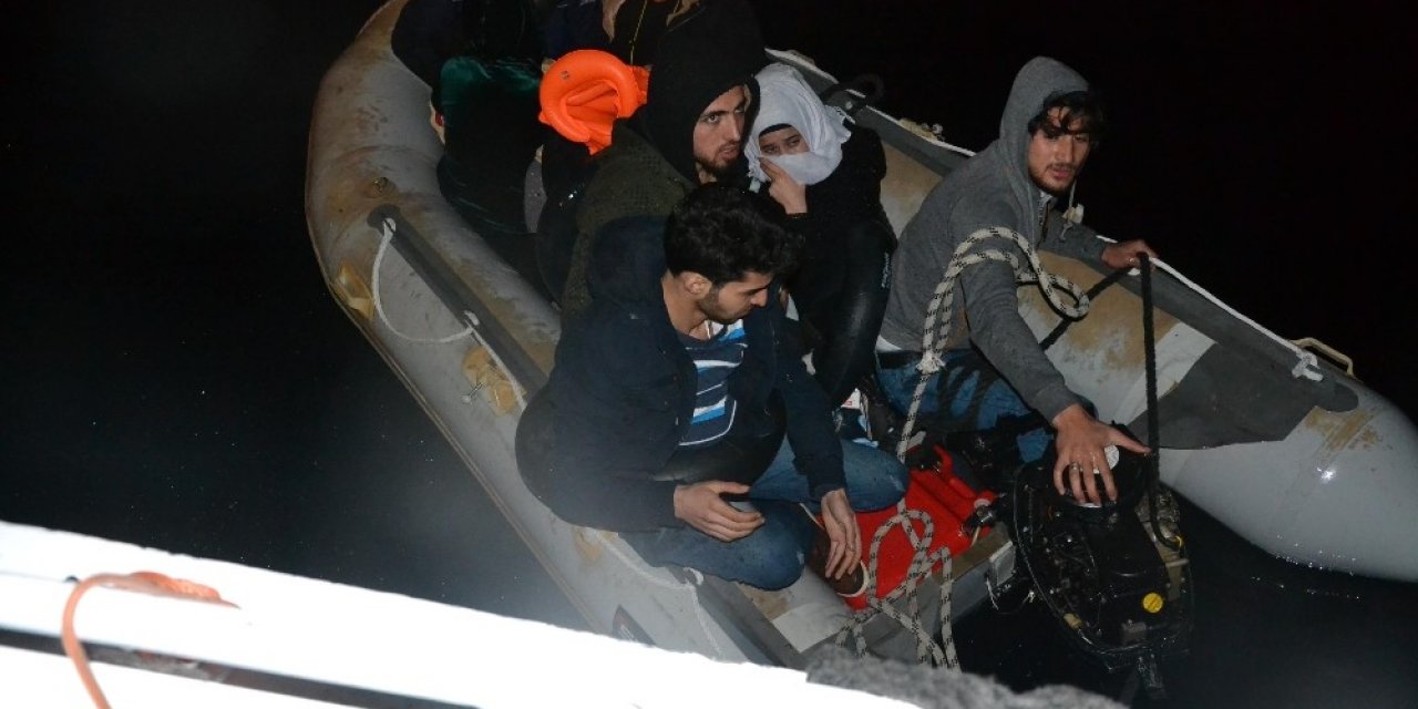 İzmir’de motoru bozulan bottaki 9 göçmen kurtarıldı
