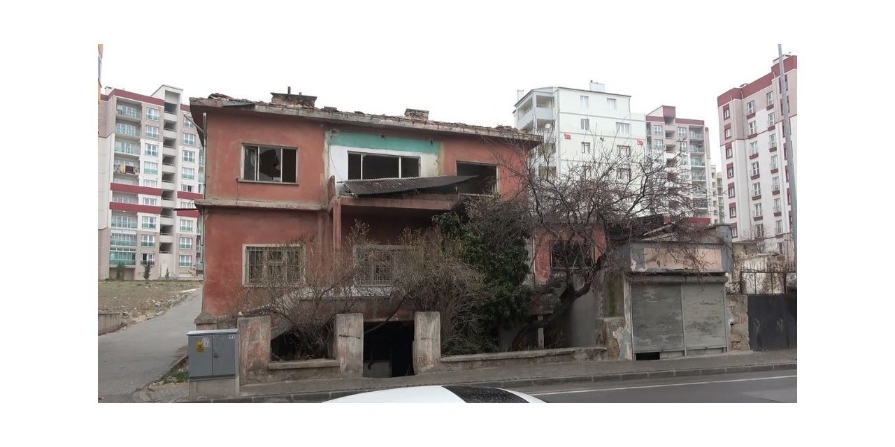 Niğde’de 2 katlı ev yandı