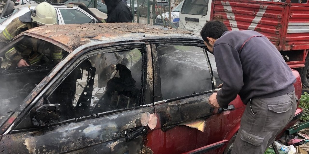 Park halindeki otomobil alev alev yandı