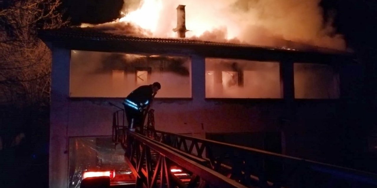 İki katlı ev alevlerle teslim oldu