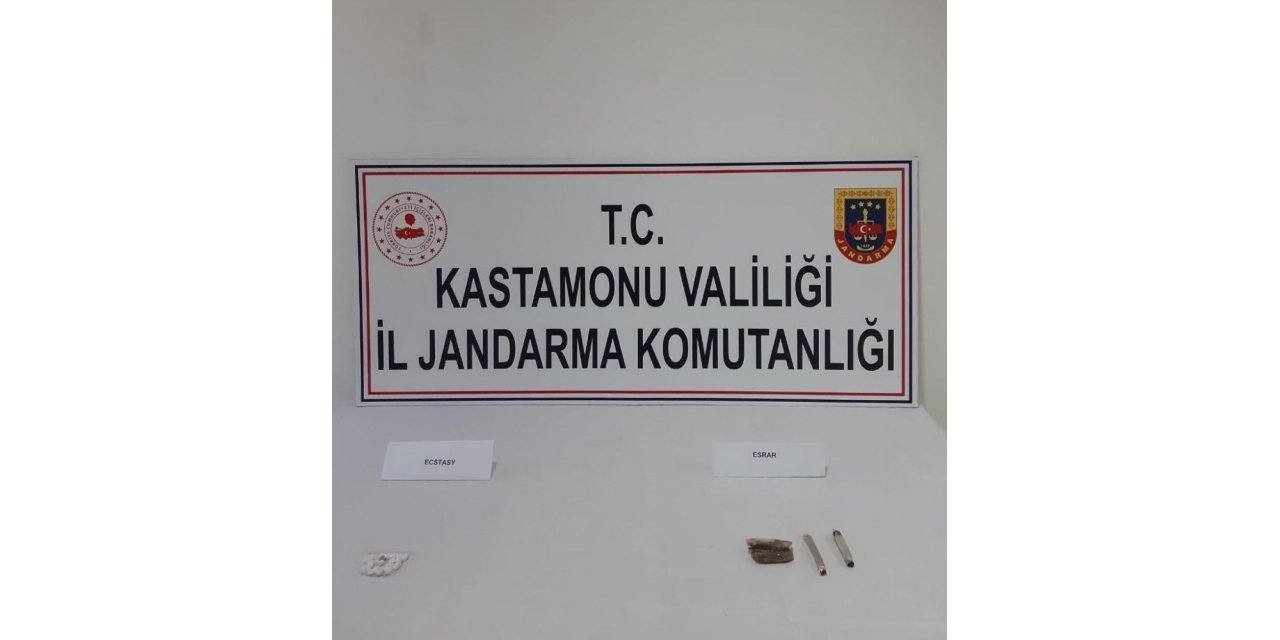 Otomobilde uyuşturucu kullanırken jandarmaya yakalandı