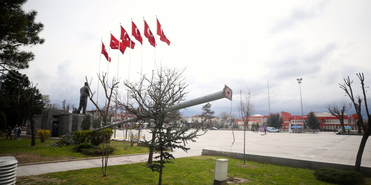 Düzce'de kuvvetli rüzgar etkili oluyor