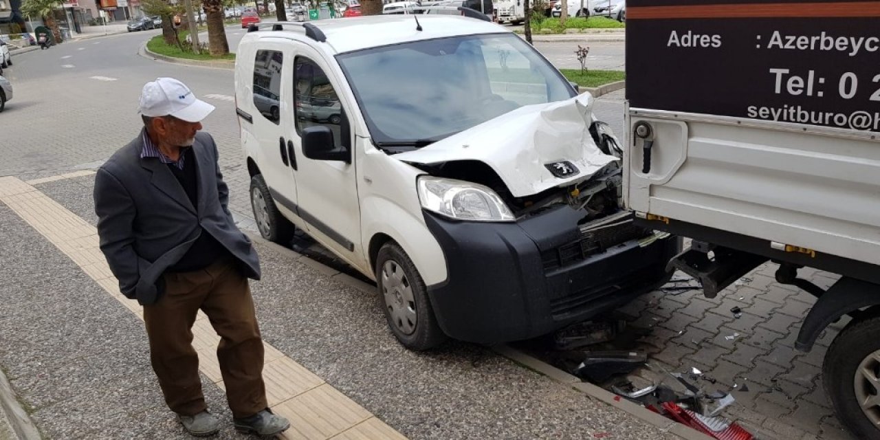 Park halindeki araca çarpıp kaçtı
