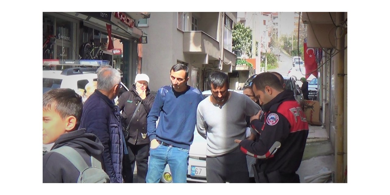 Güvenlik görevlisi belinden bıçaklandı