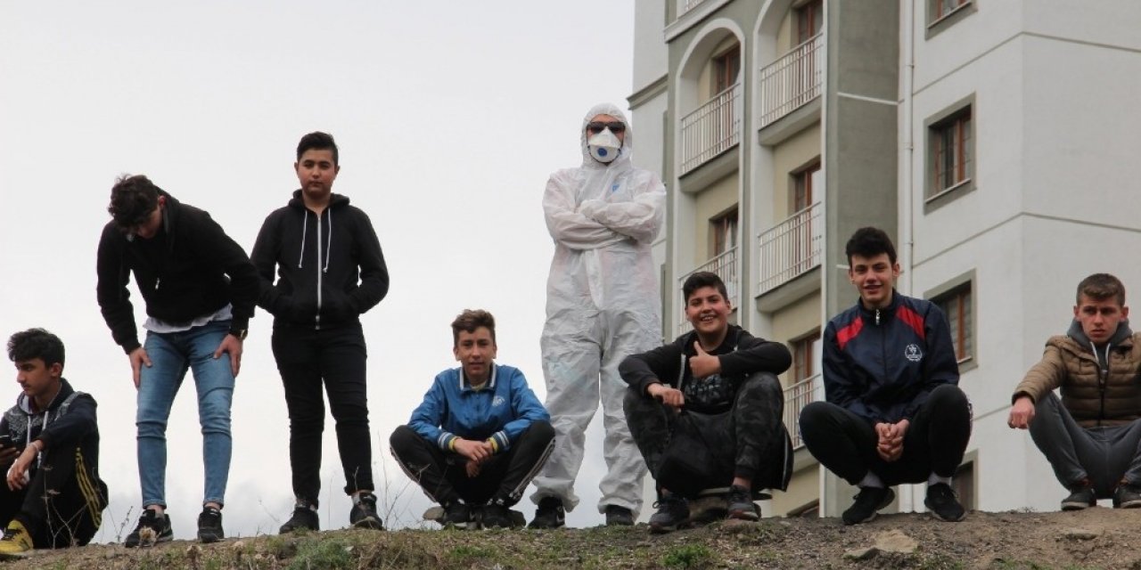 Korona virüsten korunmak için maçı özel tulum giyerek izledi