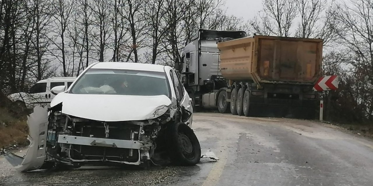Otomobil ile kamyon kafa kafaya çarpıştı; 1 kişi yaralandı