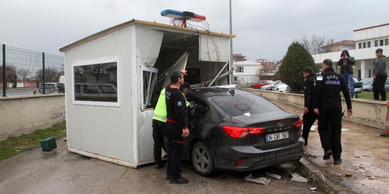 Otomobil güvenlik kulübesine girdi: 5 yaralı