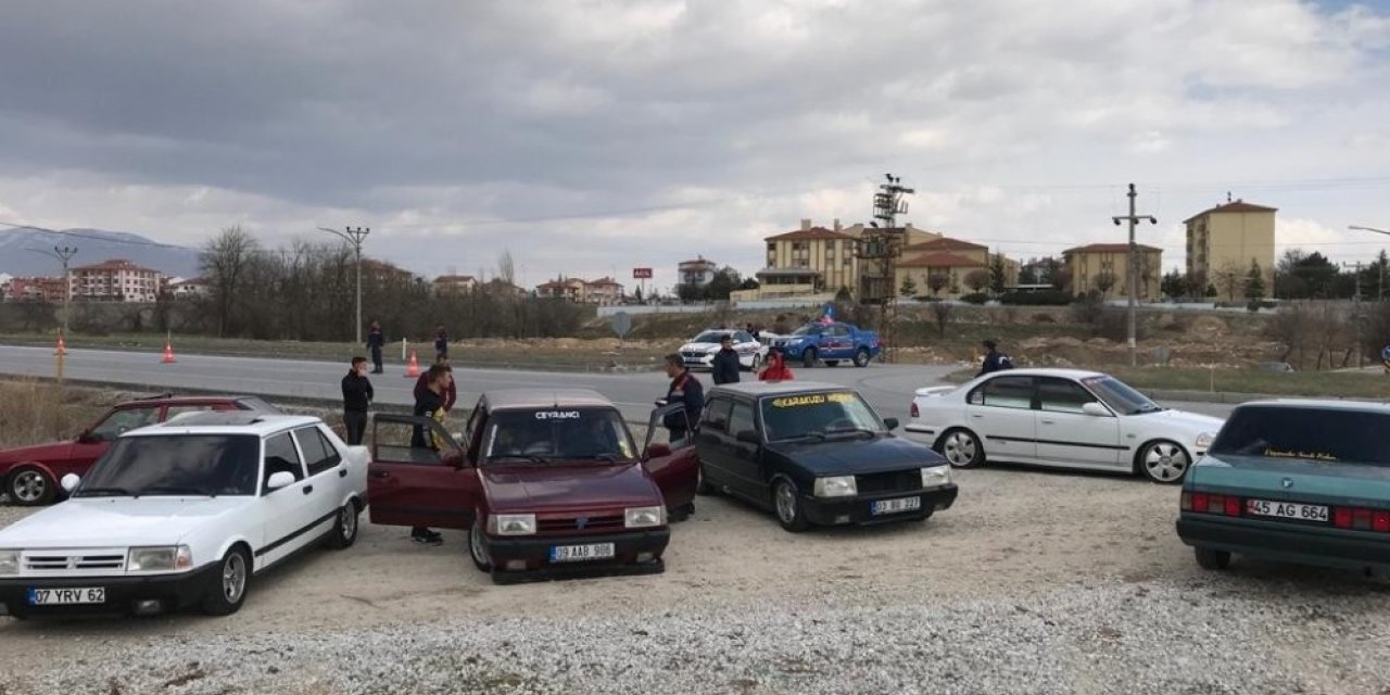 Trafik magandaları konvoy halinde trafiği birbirine kattı