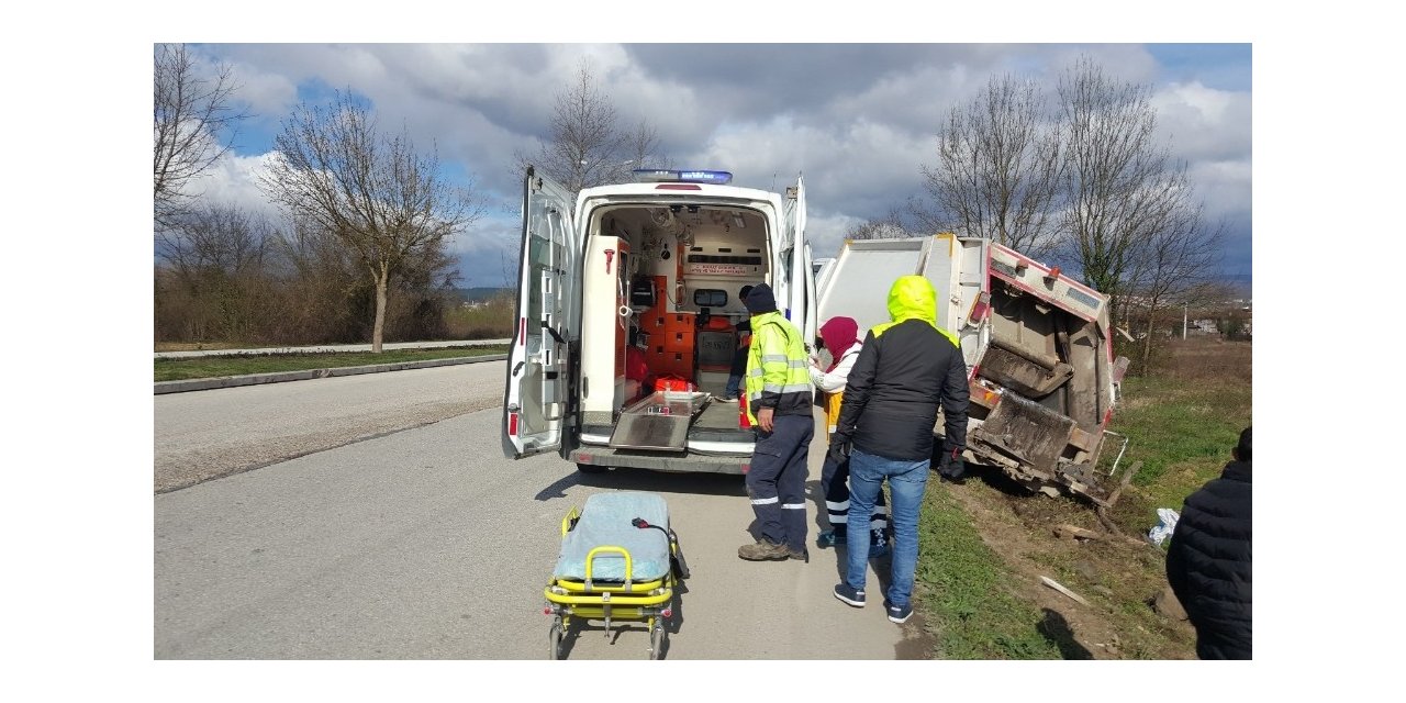 Düzce’de çöp kamyonu yoldan çıktı: 3 yaralı