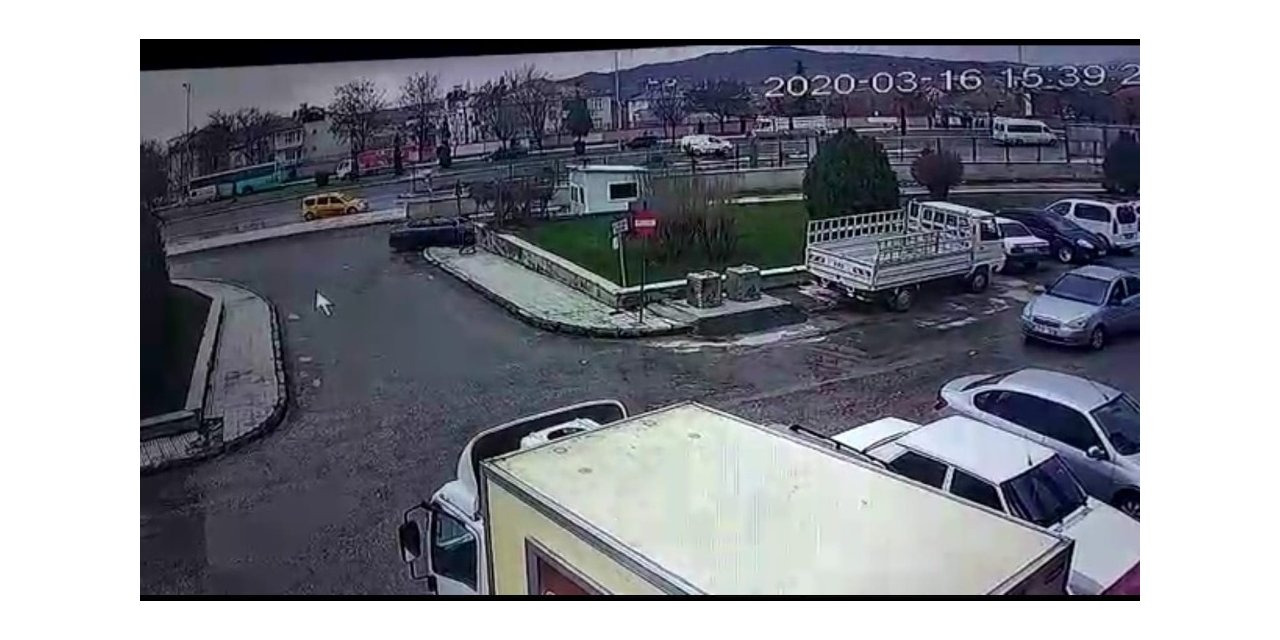 Otomobilin güvenlik kulübesine girdiği anlar kamerada