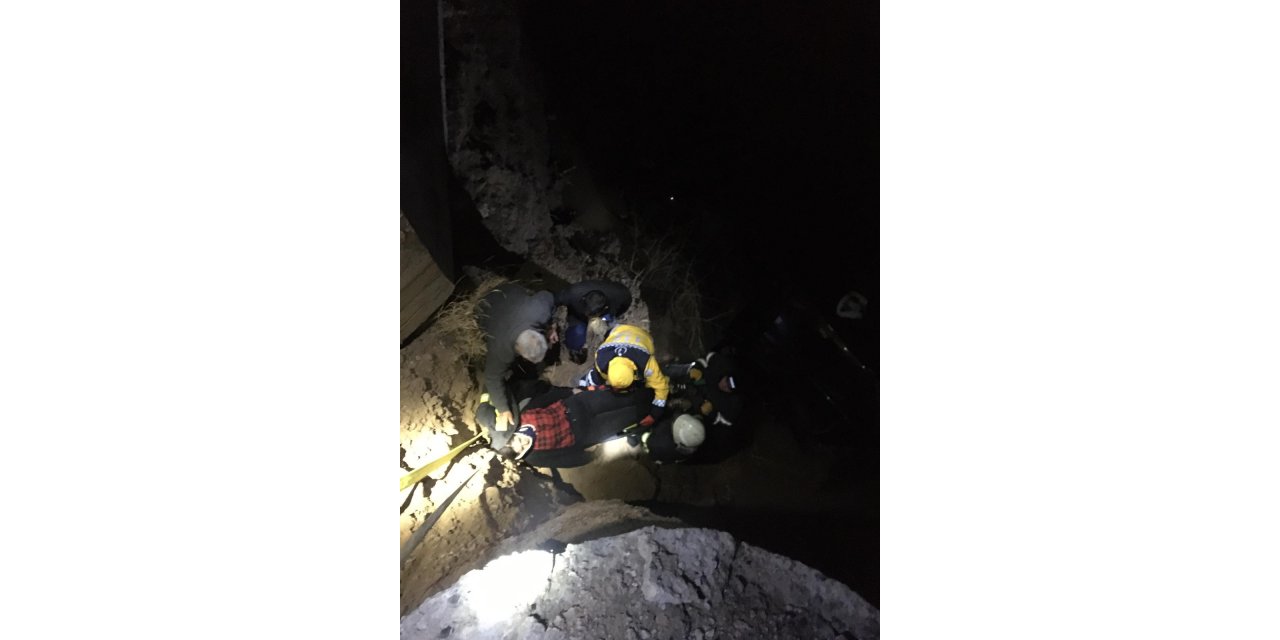 Sivas'ta köprüden ırmağa düşen araçtaki 3 kişi yaralandı