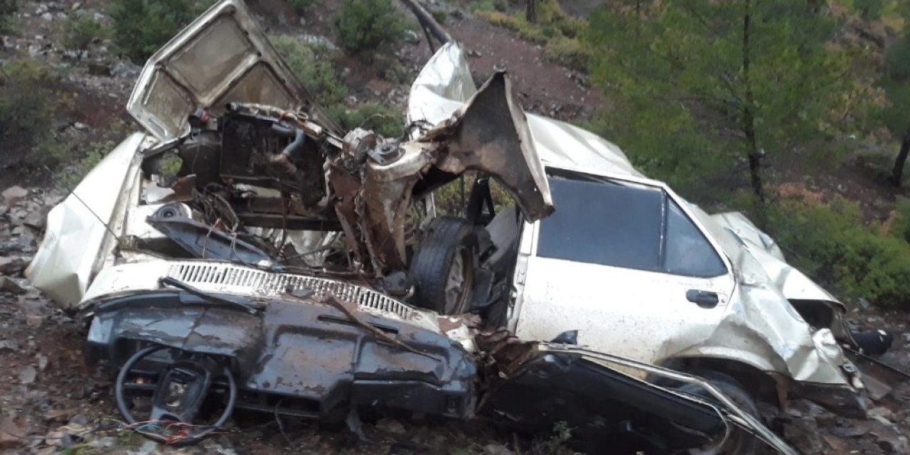 Kayıp 2 şahıs 90 metrelik uçuruma yuvarlanan otomobilde ölü bulundu