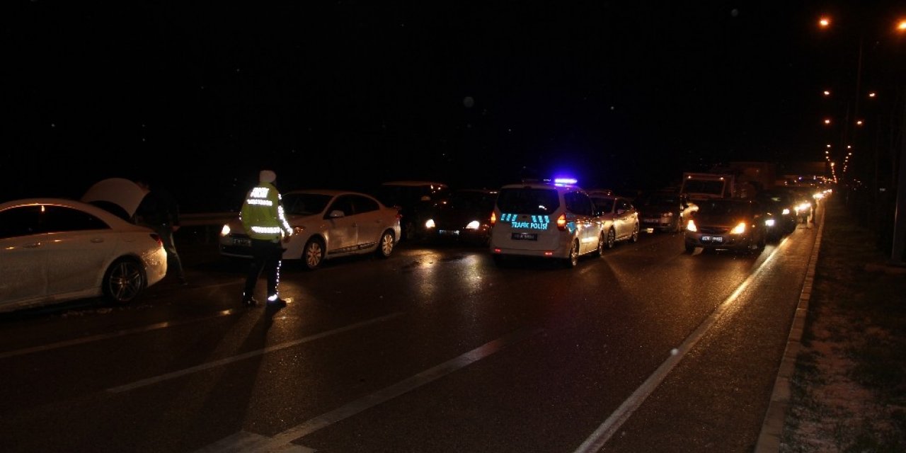 Trafiği aksatan kar yağışı kazaları beraberinde getirdi