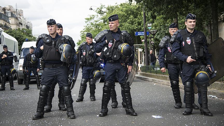 Fransa'da koronavirüs tedbirlerin kontrolü için 100 bin polis ve jandarma görevlendirildi