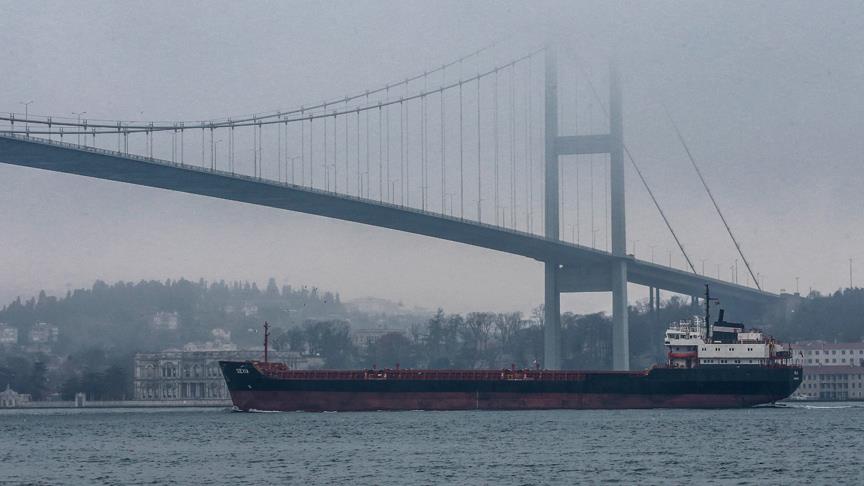 İstanbul Boğazı’nda henüz bilinmeyen bir sebep ile dümeni kitlenen gemi Sahil güvenlik tarafından kıyıya çekildi. İncelemeler devam ediyor
