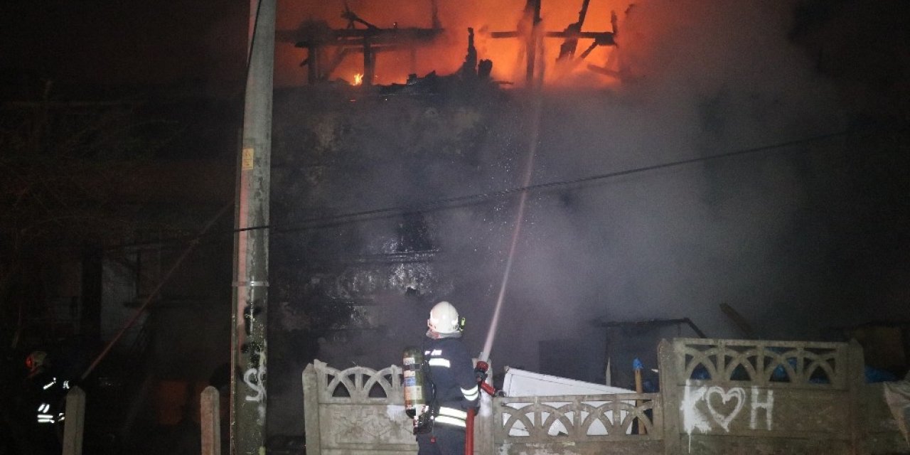 2 katlı kullanılmayan bina alev alev yandı