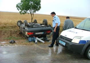 Kaygan yolda takla attı