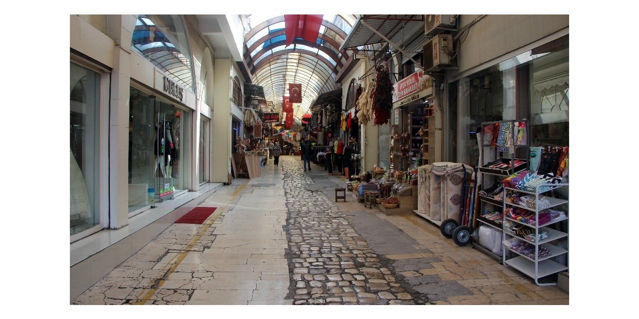 Binlerce kişinin uğradığı tarihi Uzun Çarşı boş kaldı