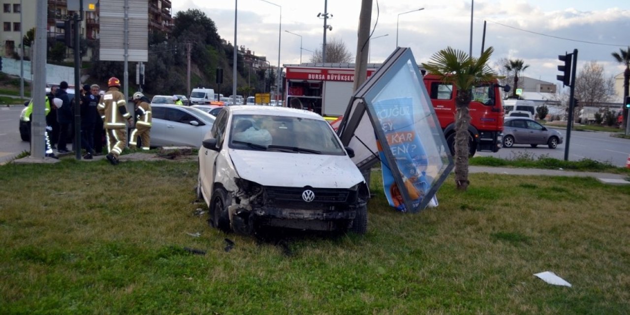 Reklam tabelasına çarparak durabildi