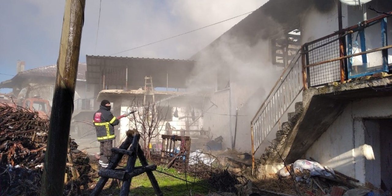 Pazarlar’da ev yangını: 1 ölü