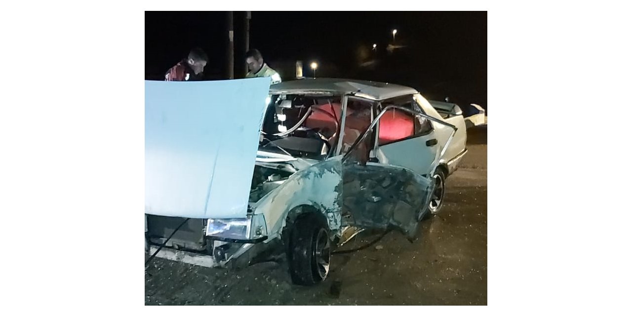 Aydınlatma direğine çarpan otomobilin sürücüsü öldü