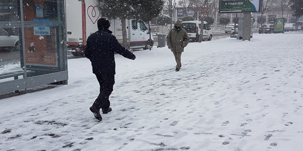 Kırşehir ve Niğde'de kar yağışı