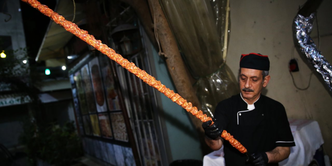 Farklı sunumuyla Adana'nın "damak çatlatan" lezzeti: Metrelik Adana kebabı