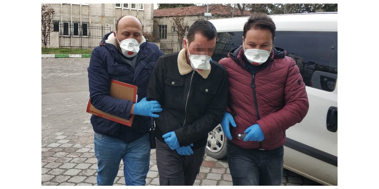 Polis, şüphelileri adliyeye maskeyle sevk ediyor