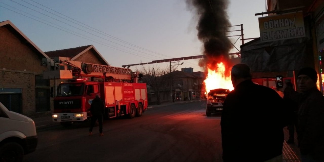 Servis aracı yol üzerinde alev alev yandı