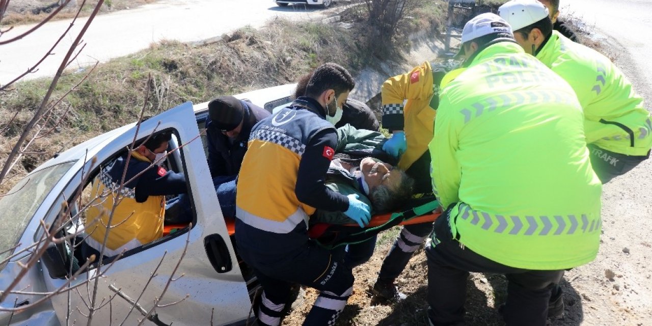 Bolu’da, kontrolden çıkan araç sulama kanalına uçtu: 2 yaralı