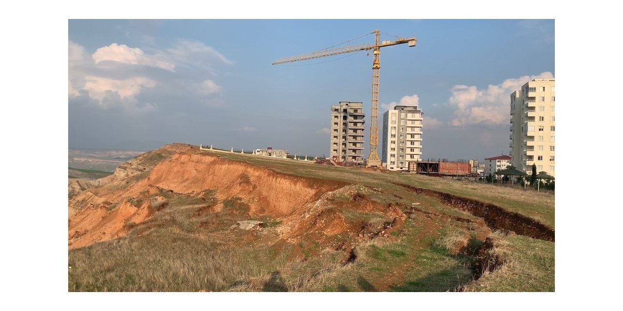 Adıyaman’da 43 dairelik bina tahliye ediliyor