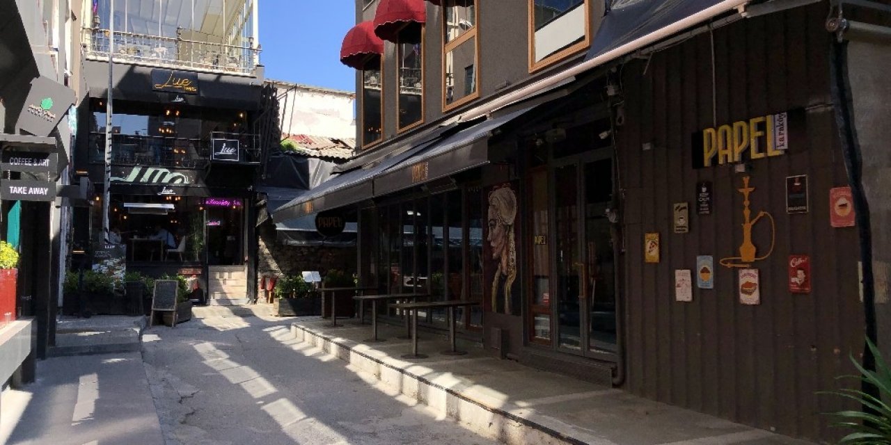 Kafeler kepenk indirdi, restoranlar açık