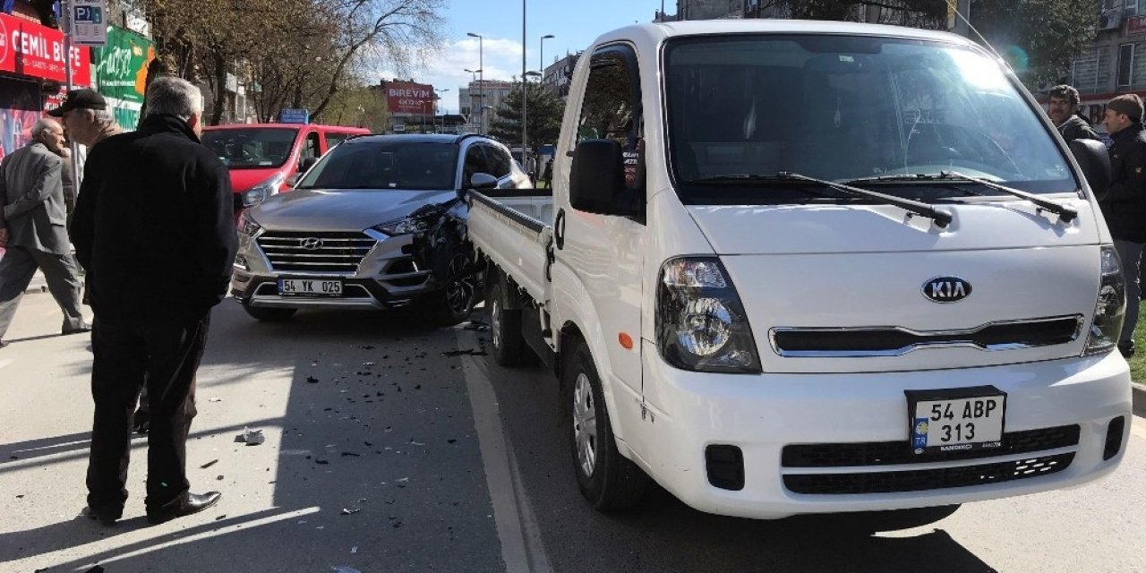Yayaya  yol vermek için duran kamyonete, cip çarptı