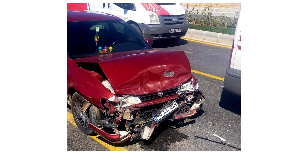 Belediye otobüsüne arkadan çarpan sürücü yaralandı
