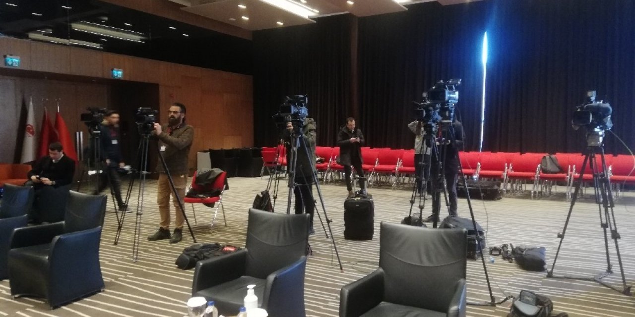 Nihat Özdemir’in basın toplantısı öncesinde 1 metre kuralı