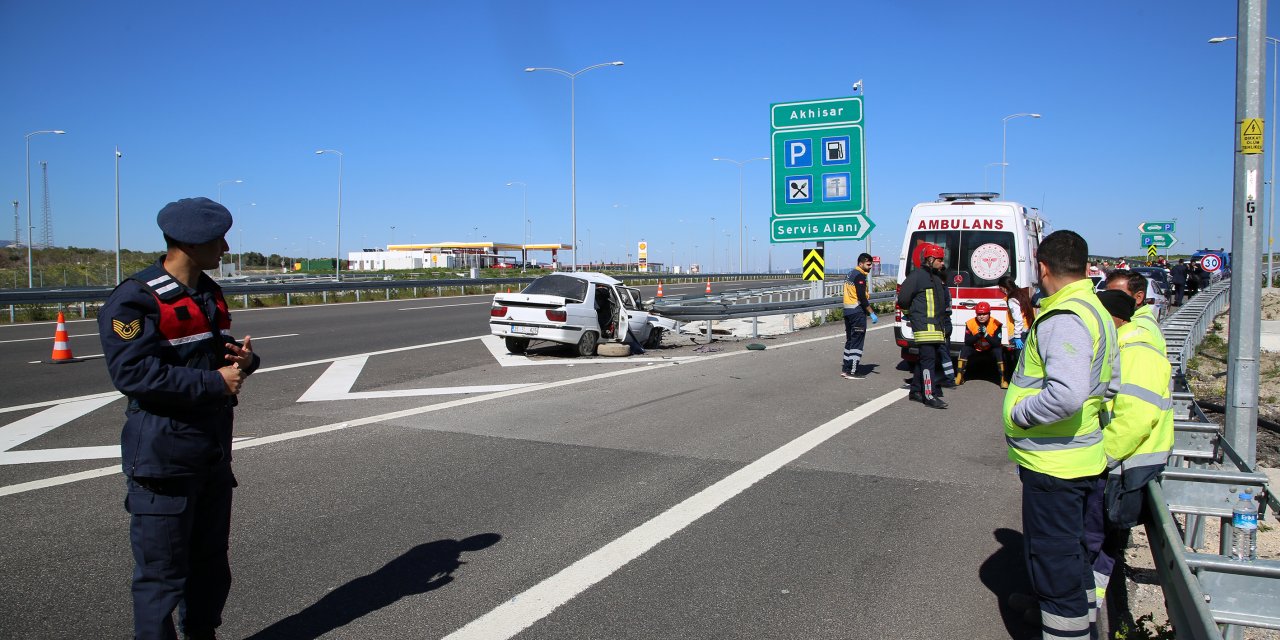 GÜNCELLEME - Manisa'da otomobil bariyerlere çarptı: 3 ölü, 1 ağır yaralı